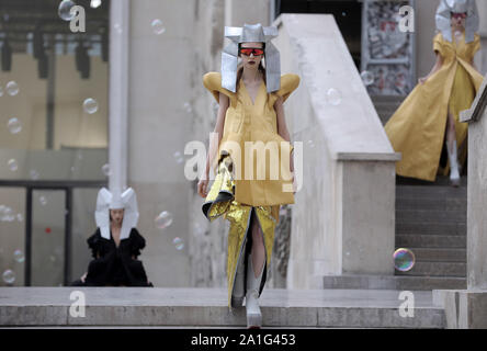 Paris, Frankreich. 26 Sep, 2019. Ein Modell auf dem Laufsteg während Rick Owens' Show als Teil der Präsentation der Frühjahr-sommer 2020 Ready-to-Sammlungen tragen während der Pariser Modewoche in Paris am Donnerstag, den 26. September 2019. Foto von Eco Clement/UPI Quelle: UPI/Alamy leben Nachrichten Stockfoto