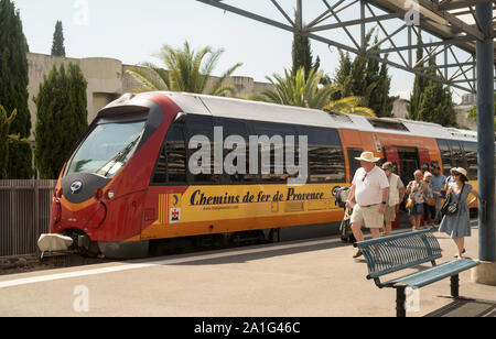 Passagiere Verlassen einer Chemins de Fer de Provence Zug im Bahnhof, Nizza, Frankreich, Europa Stockfoto