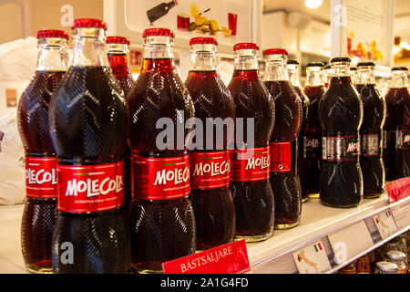 Einige Flaschen der italienischen Marke Molecola in einem eataly Lebensmittelgeschäft in Stockholm, Schweden. Stockfoto