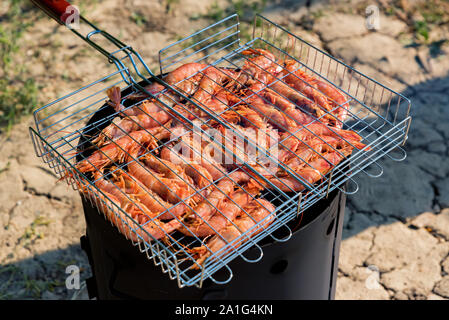 In der Nähe von Rosa Langusten liegen auf Metallgitter. Meeresfrüchte-BBQ Stockfoto