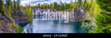 Wunderschöne natürliche Landschaft mit Felsen, ein See und Wald in der Nähe von Ruskeala Sortavala, Karelien, Russland Stockfoto