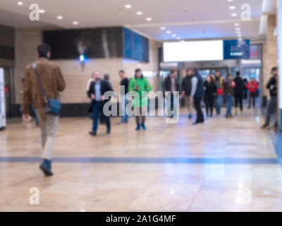 Menschen zu Fuß in eine unterirdische Passage. Silhouetten der Passagiere auf verwischen. Verschwommenes Bild von sich bewegenden Personen. Stockfoto