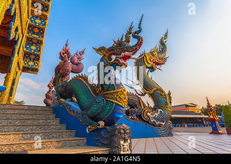 Die Schlange, die Statue war wunderschön vor der Kirche Eingang geformt. Stockfoto