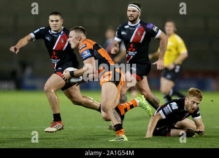 Castleford Tiger Greg Eden läuft mit dem Ball im Betfred Super League Beseitigung Play-off am AJ Bell Stadium, Salford. Stockfoto