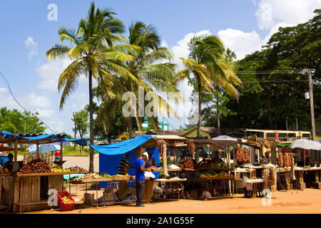 Karibik Markt. Bleibt bei einem Bauernmarkt. SANTA CLARA - Kuba, vor 23: Tropical Markt am August 23, 2011 in Santa Clara, Provinz Villa Clara, Kuba. Stockfoto