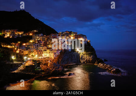 Manarola Dorf in der Nacht, Cinque Terre, Ligurien, Italien Stockfoto