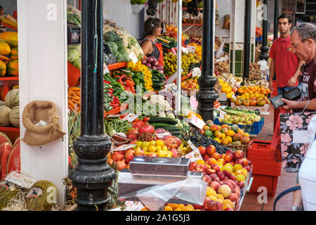 Teneriffa, Spanien - August 2019: Menschen auf Food Market kaufen und verkaufen Obst und Gemüse, Santa Cruz, Teneriffa Stockfoto