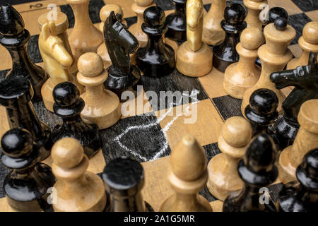Schach dem König getötet auf dem Schachbrett, die Zeugen schauen Sie sich die mit einem Kreide Umrisse einer Leiche eingekreist Stockfoto