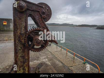 Rostigen Winde am Kai Seite Stockfoto