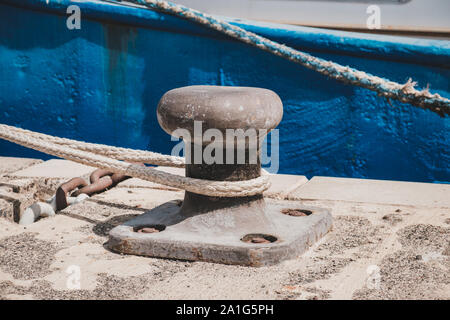 Seil von einem Schiff oder Boot festgebunden an einen Poller am Hafen closeup - Stockfoto