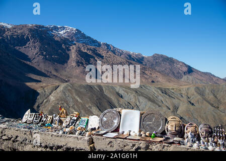 Mit Souvenirs neben Straße im Hohen Atlas von Marokko Stockfoto