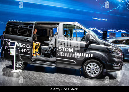 Frankfurt am Main, Deutschland, 19.09.2019: Ford Tourneo Benutzerdefinierte Plug-In-Hybrid auf der IAA, PIH Mittelständische, Frontantrieb Passagierversion van produziert von Ford Stockfoto