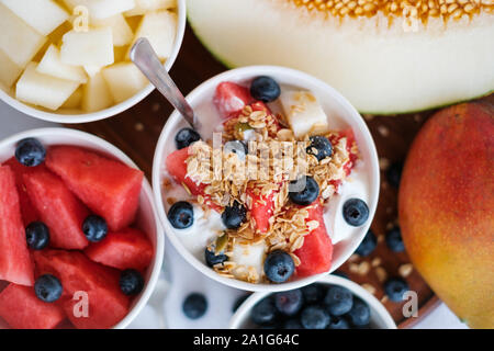 Schüssel mit Müsli, Obst und Joghurt - gesundes Frühstück Stockfoto