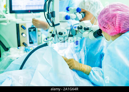 Ansicht der Chirurgen und medizinische Arbeiter mit Endoskop während des Betriebs Stockfoto