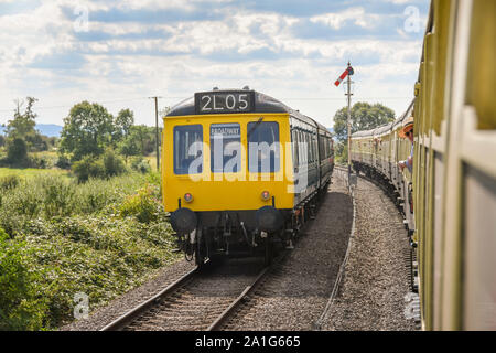 GLOUCESTERSHIRE, ENGLAND - September 2019: Restauriert diesel multiple Unit ein anderer Zug Weitergabe der Gloucestershire und Warwickshire Railway Stockfoto