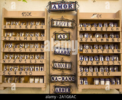 Keramik mit den Worten der Liebe in mehreren languages​​. Granada, Andalusien, Spanien Stockfoto