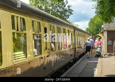 CRANMORE, ENGLAND - Juli 2019: Menschen zu Fuß entlang der Plattform Cranmore Station auf der East Somerset Railway. Stockfoto