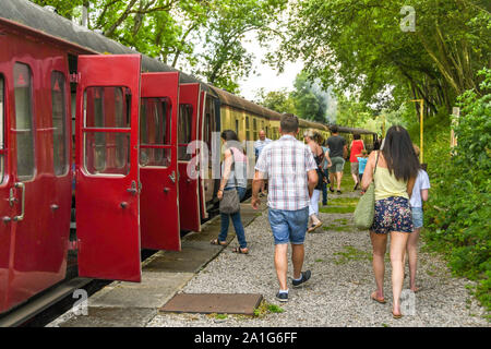 CRANMORE, ENGLAND - Juli 2019: Menschen zu Fuß zurück zum Bahnhof an der Landschaft halt Station am Ende der Zeile auf der East Somerset Railway. Stockfoto