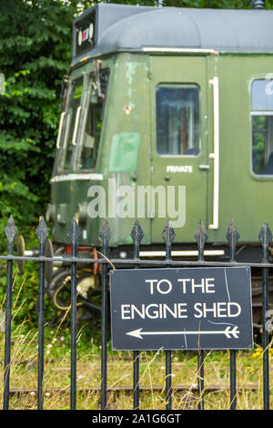 Cranmore, ENGLAND - JULI 2019: Schild an einem Zaun am Bahnhof von Cranmore an der East Somerset Railway, der den Weg zu den Motorschuppen weist. Stockfoto