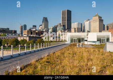 Montreal, CA - 21. September 2019: Skyline von Montreal vom Grand Quay im Alten Hafen Stockfoto