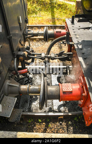 CRANMORE, ENGLAND - Juli 2019: Nahaufnahme der Kopplung zwischen einem Dampfmaschine und Beförderung bei Cranmore Station auf der East Somerset Railway. Stockfoto