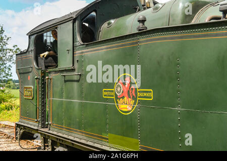 CRANMORE, ENGLAND - Juli 2019: Nahaufnahme der britischen Eisenbahn logo Seite einer Dampfmaschine auf eine Plattform, auf der East Somerset Railway. Stockfoto