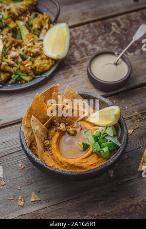 Kürbis Hummus mit Olivenöl und Fladenbrot, kopieren. Stockfoto