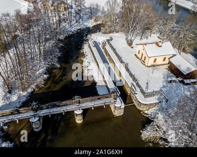 Historisches Schleusenhaus am stillgeworfenen Ludwig-Donau-Main-Kanal bei Meihern im Altmühltal, Bayern an einem verschneiten, sonnigen Wintertag Stockfoto