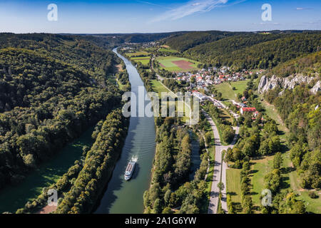 Luftaufnahme eines Ausflugsschiffes auf dem Europa-Kanal / Main-Donau-Kanal bei Riedenburg im Naturpark Altmühltal in Bayern bei strahlendem Sonnenschein Stockfoto