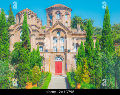 Thessaloniki-Greece, 17. September 2019: Ziegel gemauerte Kirche Blick von einem sonnigen Tag Stockfoto