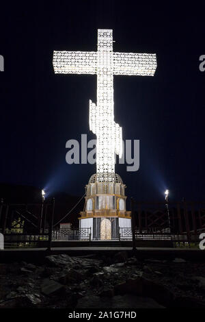 Gelendschik, die Region Krasnodar, Russland, 11. September, 2019 Jahr. Anbetung Kreuz auf die orthodoxe Kapelle auf einem Hügel der kaukasischen Berge bei Nacht. Stockfoto