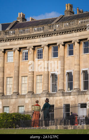 Badewanne, Großbritannien. 26 Sep, 2019. Kamerateams, Schauspieler und Schauspielerinnen haben beschmutzt worden Dreharbeiten in den Royal Crescent in Badewanne für Periode Drama Bridgerton. Waren die gegossen glänzend in Regency Kleidung, Hüte und tricorns, Kleider und Mäntel. Stunt Reiter galoppierten den Royal Crescent Runde in Kostümen gekleidet. Die Netflix zeigen wird im kommenden Jahr gezeigt werden. Bridgerton ist zwischen 1813 und 1827 in der Verschwenderischen High Society von Regency London. Quelle: David Betteridge/Alamy leben Nachrichten Stockfoto