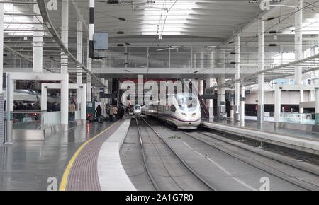 MADRID - Feb 21: High speed Zug im Bahnhof Atocha am 21. Februar 2013 in Madrid, Spanien. Die wichtigsten Städte sind von Hochgeschwindigkeitszügen verbunden. Stockfoto