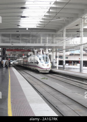 MADRID - Feb 21: High speed Zug im Bahnhof Atocha am 21. Februar 2013 in Madrid, Spanien. Die wichtigsten Städte sind von Hochgeschwindigkeitszügen verbunden. Stockfoto