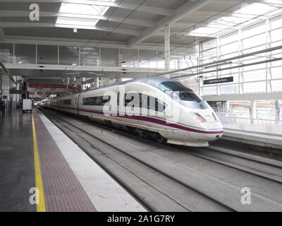 MADRID - Feb 21: High speed Zug im Bahnhof Atocha am 21. Februar 2013 in Madrid, Spanien. Die wichtigsten Städte sind von Hochgeschwindigkeitszügen verbunden. Stockfoto