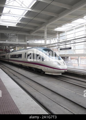 MADRID - Feb 21: High speed Zug im Bahnhof Atocha am 21. Februar 2013 in Madrid, Spanien. Die wichtigsten Städte sind von Hochgeschwindigkeitszügen verbunden. Stockfoto