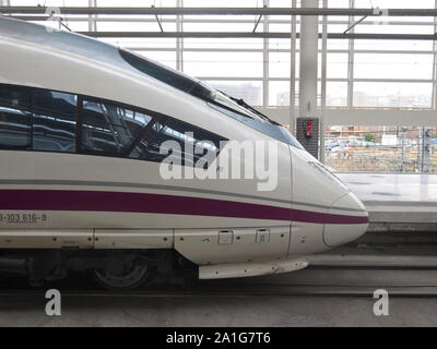 MADRID - Feb 21: High speed Zug im Bahnhof Atocha am 21. Februar 2013 in Madrid, Spanien. Die wichtigsten Städte sind von Hochgeschwindigkeitszügen verbunden. Stockfoto