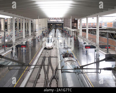 MADRID - Feb 21: High speed Zug im Bahnhof Atocha am 21. Februar 2013 in Madrid, Spanien. Die wichtigsten Städte sind von Hochgeschwindigkeitszügen verbunden. Stockfoto