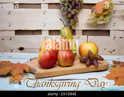 Danksagung Hintergrund Äpfel, Birnen, Kürbis Trauben auf einem Hintergrund Hintergrund. Thanksgiving Halloween Stockfoto