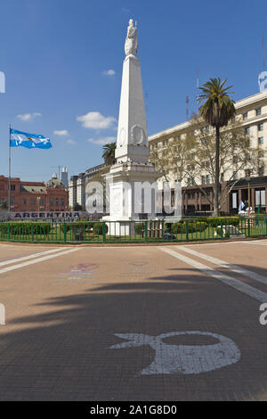 Die Plaza de Mayo (Englisch: Square) ist der Hauptplatz in Buenos Aires, Argentinien. Im Hintergrund, die Casa Rosada (rosa Haus). Das Piramide d Stockfoto