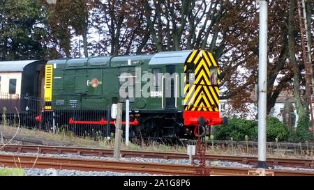 BR Class 08 Diesel Rangierlok Motor D 3014 "Samson" am Bahnübergang Sands Road, Paignton, Devon, England. Beachten Sie die schöne neue Lackierung. Stockfoto