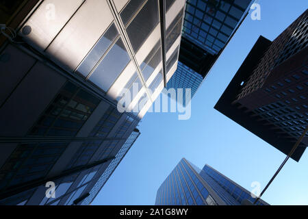 Die Unterseite, und nach Ansicht des Japan Center Hochhaus in Frankfurt umgibt, aus verschiedenen anderen Wolkenkratzer im Taunus Tor. Stockfoto