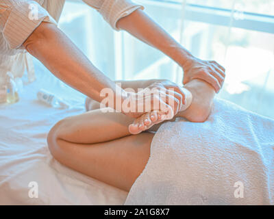 In der Nähe der weiblichen Händen tun Fußmassage Stockfoto