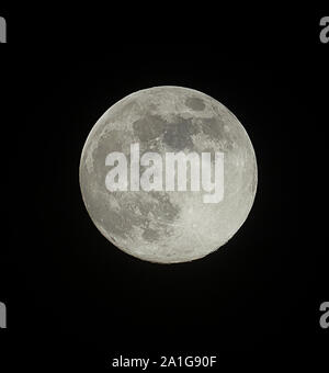 Vollmond auf einer Feder wolkenlosen Nacht in Großbritannien mit den Details der Mondoberfläche mit dem schwarzen Himmel im Hintergrund genommen Stockfoto