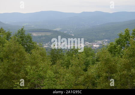 Sommer in Massachusetts: North Adams gesehen von Wigwam Western Summit Stockfoto