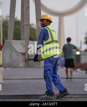 Doha, Katar. 26 Sep, 2019. Funktion, die Arbeitnehmer vor der Khalifa International Stadium, am 26.09.2019 Leichtathletik WM 2019 in Doha/Katar, vom 27.09. - 10.10.2019. | Verwendung der weltweiten Kredit: dpa/Alamy leben Nachrichten Stockfoto