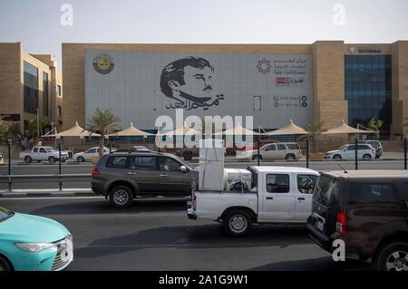 Doha, Katar. 26 Sep, 2019. Funktion, ein Bild von der Emir Scheich Tamim Bin Hamad Al Thani an einem Gebäude, Credit Bureau, der Verkehr auf den Straßen in Doha/Katar, Autos, Auto, am 26.09.2019. | Verwendung der weltweiten Kredit: dpa/Alamy leben Nachrichten Stockfoto