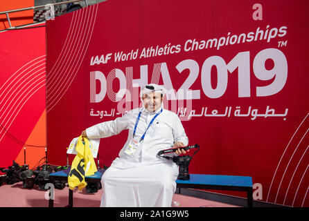 Doha, Katar. 26 Sep, 2019. Funktion, männlichen Fotografen aus Katar in Thawb, 26.09.2019 Wm 2019 in Doha/Katar, vom 27.09. - 10.10.2019. | Verwendung der weltweiten Kredit: dpa/Alamy leben Nachrichten Stockfoto