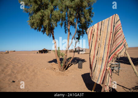 Zelte und Häuser in der Wüste von Marokko Stockfoto