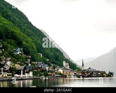 Ein Blick auf Hallstatt Stadt in den See zwischen den Bergen Österreichs Stockfoto